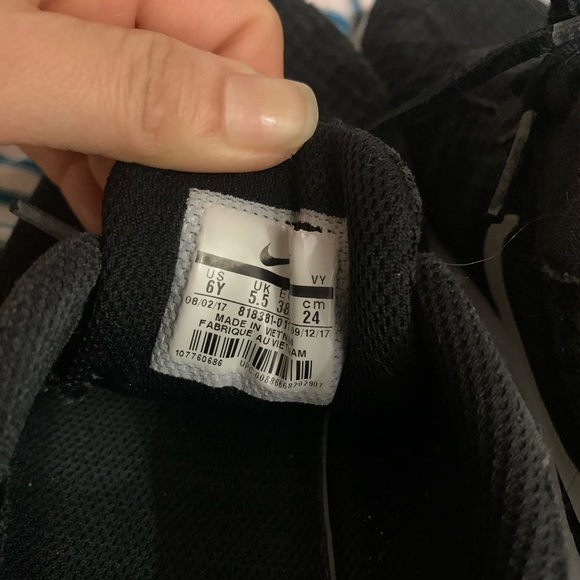 Nike shoes - Picture 3 of 6